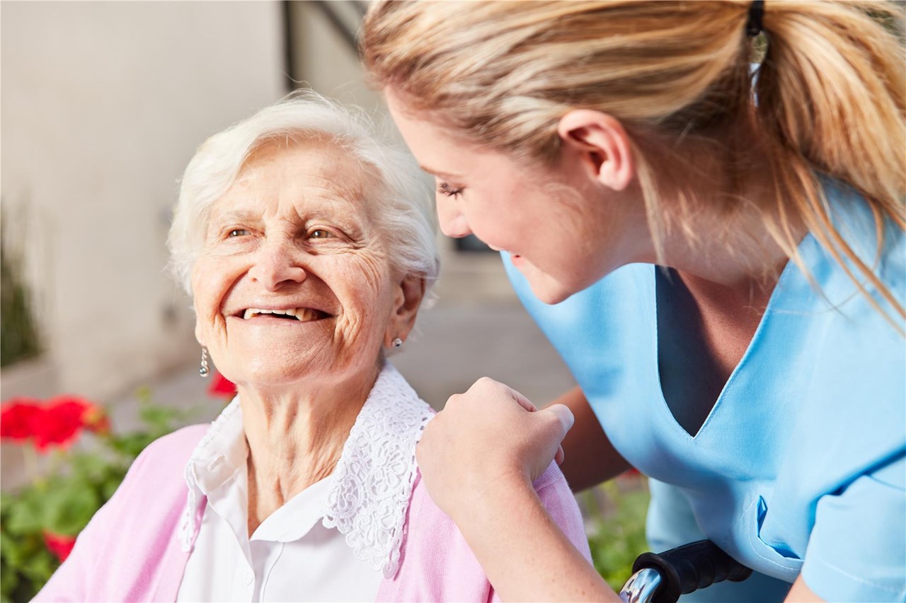 Altenhilfe Pflegerin mit Seniorin