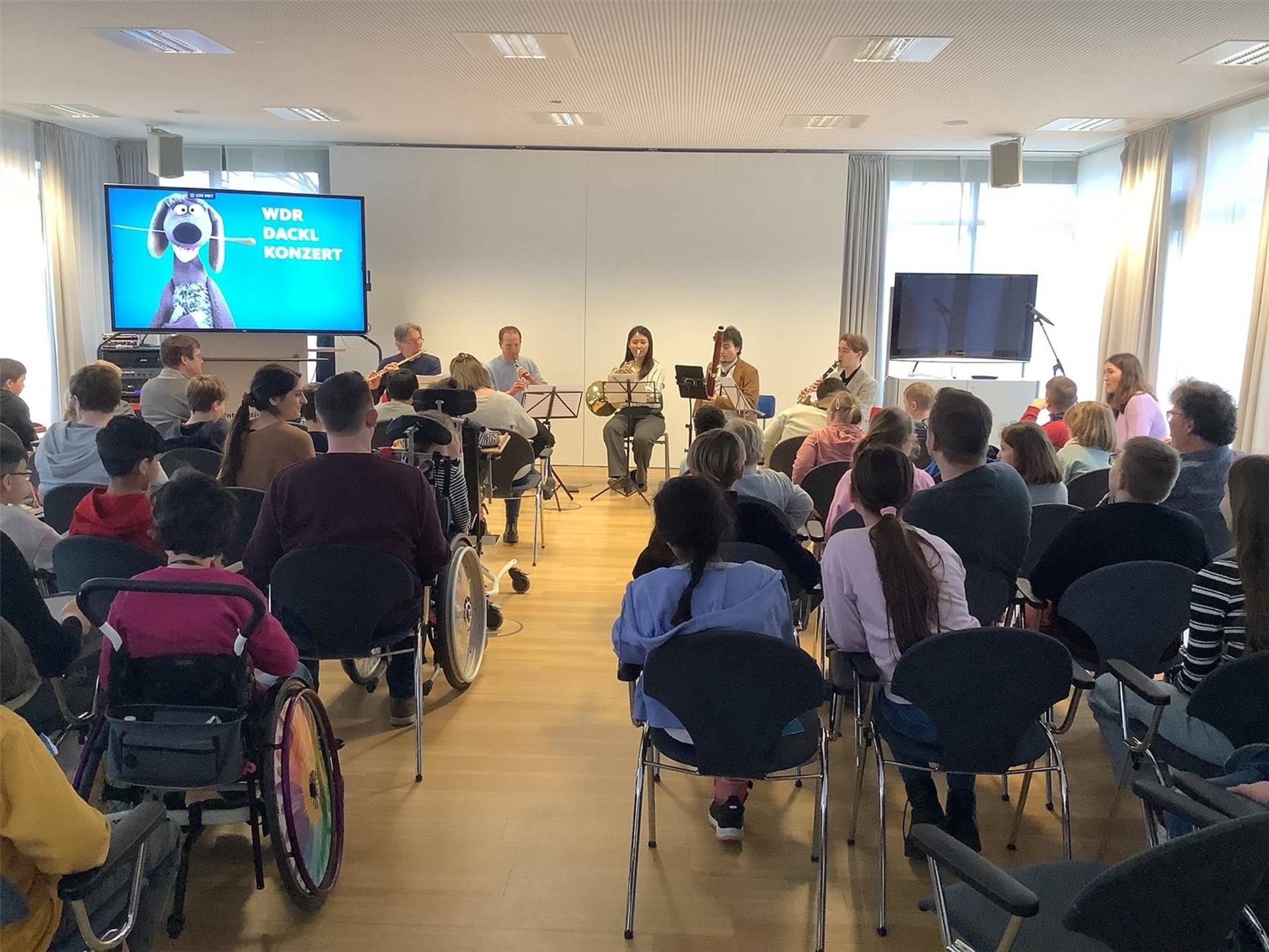 Schüler*innen hören sich Musik an