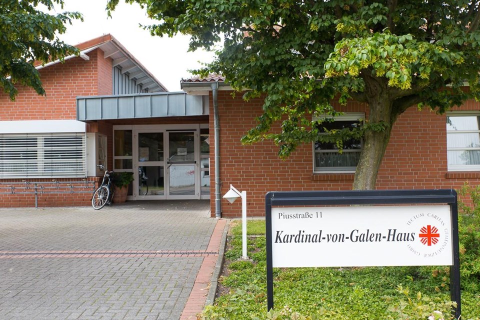 Der Flachbau des Kardinal-von-Galen-Hauses von vorne