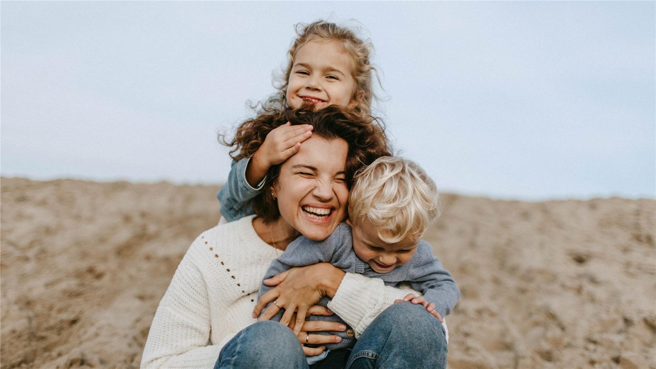 Mutter mit zwei Kindern